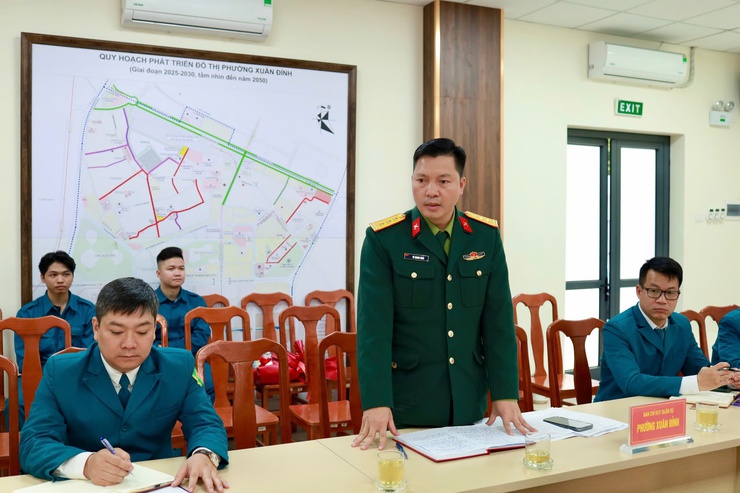 Xuân Đỉnh: Hội nghị bàn giao chức trách, nhiệm vụ Chỉ huy trưởng Ban CHQS phường- Ảnh 2.