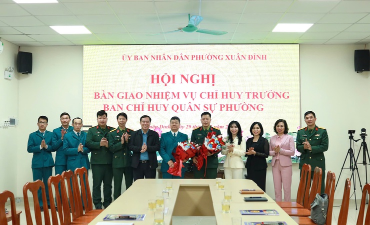 Xuân Đỉnh: Hội nghị bàn giao chức trách, nhiệm vụ Chỉ huy trưởng Ban CHQS phường- Ảnh 3.