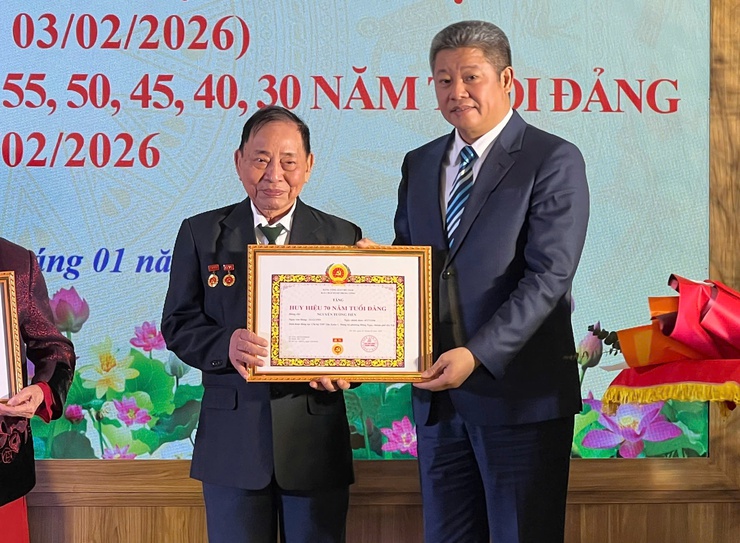 ĐẢNG BỘ PHƯỜNG ĐÔNG NGẠC TRAO HUY HIỆU ĐẢNG TẶNG 97 ĐẢNG VIÊN NHÂN DỊP KỶ NIỆM 96 NĂM NGÀY THÀNH LẬP ĐẢNG CỘNG SẢN VIỆT NAM (03/02/1930 – 03/02/2026)- Ảnh 4.