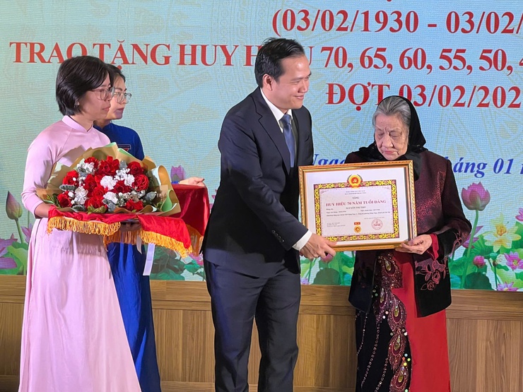 ĐẢNG BỘ PHƯỜNG ĐÔNG NGẠC TRAO HUY HIỆU ĐẢNG TẶNG 97 ĐẢNG VIÊN NHÂN DỊP KỶ NIỆM 96 NĂM NGÀY THÀNH LẬP ĐẢNG CỘNG SẢN VIỆT NAM (03/02/1930 – 03/02/2026)- Ảnh 5.