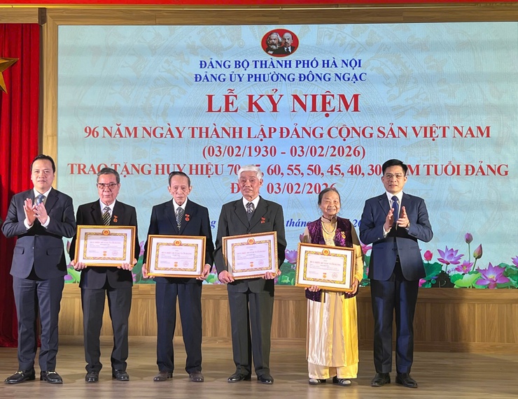 ĐẢNG BỘ PHƯỜNG ĐÔNG NGẠC TRAO HUY HIỆU ĐẢNG TẶNG 97 ĐẢNG VIÊN NHÂN DỊP KỶ NIỆM 96 NĂM NGÀY THÀNH LẬP ĐẢNG CỘNG SẢN VIỆT NAM (03/02/1930 – 03/02/2026)- Ảnh 6.