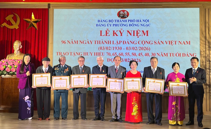 ĐẢNG BỘ PHƯỜNG ĐÔNG NGẠC TRAO HUY HIỆU ĐẢNG TẶNG 97 ĐẢNG VIÊN NHÂN DỊP KỶ NIỆM 96 NĂM NGÀY THÀNH LẬP ĐẢNG CỘNG SẢN VIỆT NAM (03/02/1930 – 03/02/2026)- Ảnh 7.