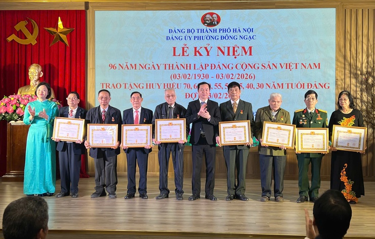 ĐẢNG BỘ PHƯỜNG ĐÔNG NGẠC TRAO HUY HIỆU ĐẢNG TẶNG 97 ĐẢNG VIÊN NHÂN DỊP KỶ NIỆM 96 NĂM NGÀY THÀNH LẬP ĐẢNG CỘNG SẢN VIỆT NAM (03/02/1930 – 03/02/2026)- Ảnh 8.