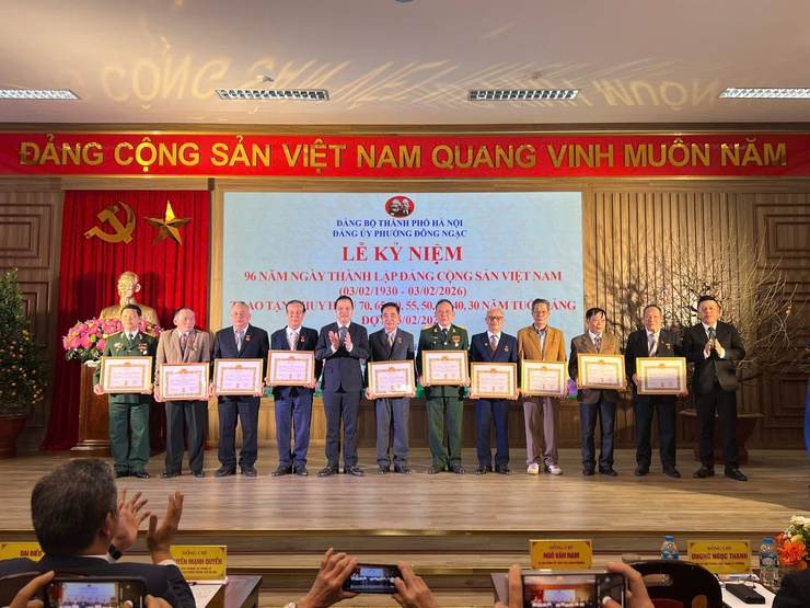 ĐẢNG BỘ PHƯỜNG ĐÔNG NGẠC TRAO HUY HIỆU ĐẢNG TẶNG 97 ĐẢNG VIÊN NHÂN DỊP KỶ NIỆM 96 NĂM NGÀY THÀNH LẬP ĐẢNG CỘNG SẢN VIỆT NAM (03/02/1930 – 03/02/2026)- Ảnh 9.