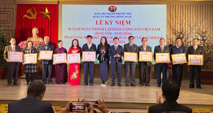 ĐẢNG BỘ PHƯỜNG ĐÔNG NGẠC TRAO HUY HIỆU ĐẢNG TẶNG 97 ĐẢNG VIÊN NHÂN DỊP KỶ NIỆM 96 NĂM NGÀY THÀNH LẬP ĐẢNG CỘNG SẢN VIỆT NAM (03/02/1930 – 03/02/2026)- Ảnh 10.