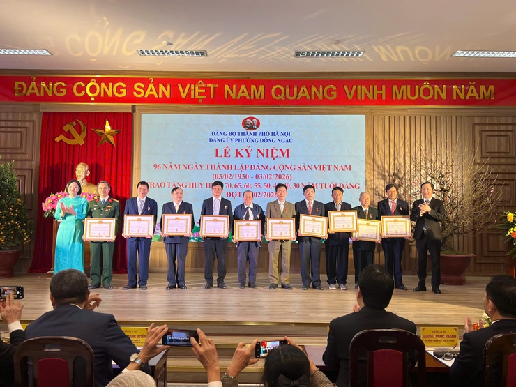 ĐẢNG BỘ PHƯỜNG ĐÔNG NGẠC TRAO HUY HIỆU ĐẢNG TẶNG 97 ĐẢNG VIÊN NHÂN DỊP KỶ NIỆM 96 NĂM NGÀY THÀNH LẬP ĐẢNG CỘNG SẢN VIỆT NAM (03/02/1930 – 03/02/2026)- Ảnh 11.