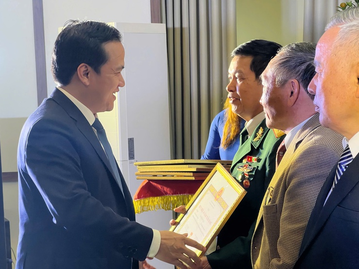 ĐẢNG BỘ PHƯỜNG ĐÔNG NGẠC TRAO HUY HIỆU ĐẢNG TẶNG 97 ĐẢNG VIÊN NHÂN DỊP KỶ NIỆM 96 NĂM NGÀY THÀNH LẬP ĐẢNG CỘNG SẢN VIỆT NAM (03/02/1930 – 03/02/2026)- Ảnh 12.