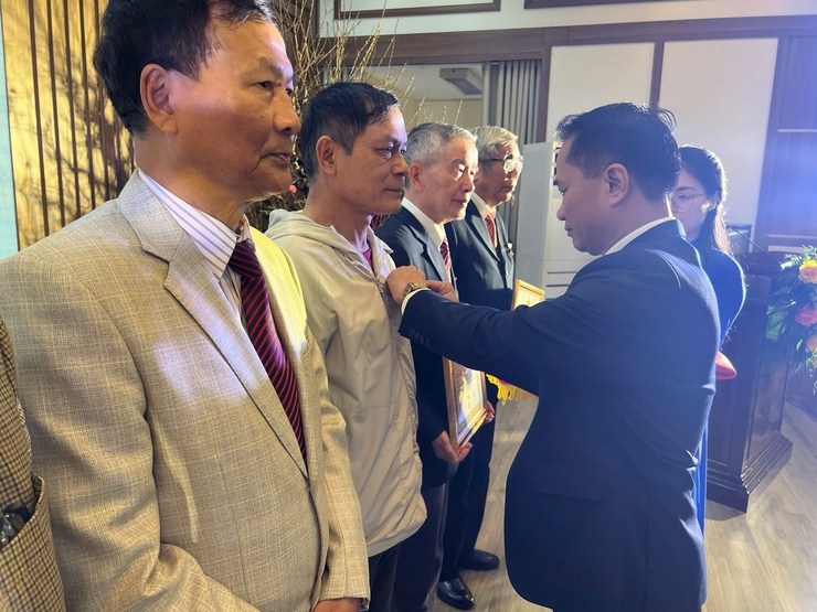 ĐẢNG BỘ PHƯỜNG ĐÔNG NGẠC TRAO HUY HIỆU ĐẢNG TẶNG 97 ĐẢNG VIÊN NHÂN DỊP KỶ NIỆM 96 NĂM NGÀY THÀNH LẬP ĐẢNG CỘNG SẢN VIỆT NAM (03/02/1930 – 03/02/2026)- Ảnh 13.