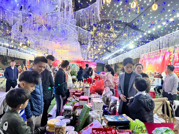 Chợ hoa Xuân xã Phú Nghĩa thu hút đông đảo người dân, khách thăm qua, mua sắm Tết- Ảnh 6.