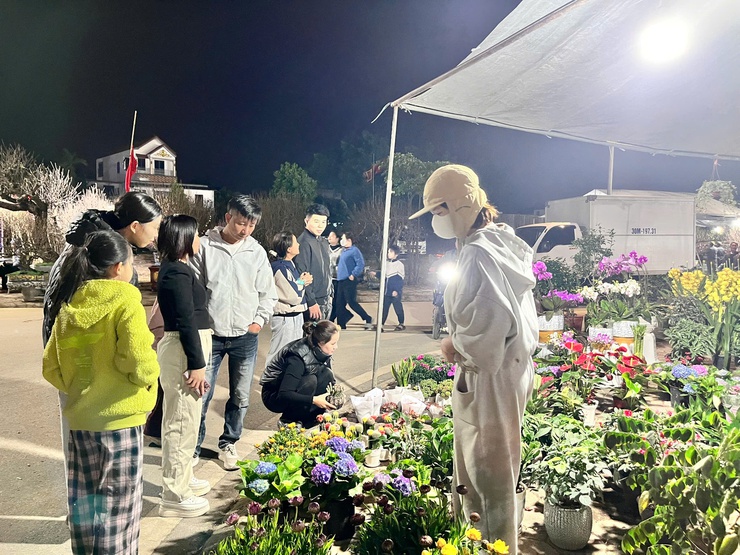 Chợ hoa Xuân xã Phú Nghĩa thu hút đông đảo người dân, khách thăm qua, mua sắm Tết- Ảnh 2.
