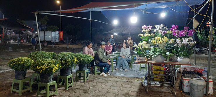 Chợ hoa Xuân xã Phú Nghĩa thu hút đông đảo người dân, khách thăm qua, mua sắm Tết- Ảnh 3.