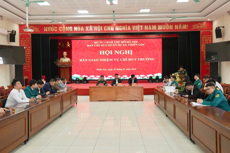 Hội nghị bàn giao nhiệm vụ Chỉ huy trưởng Ban chỉ huy quân sự xã Thiên Lộc- Ảnh 1.