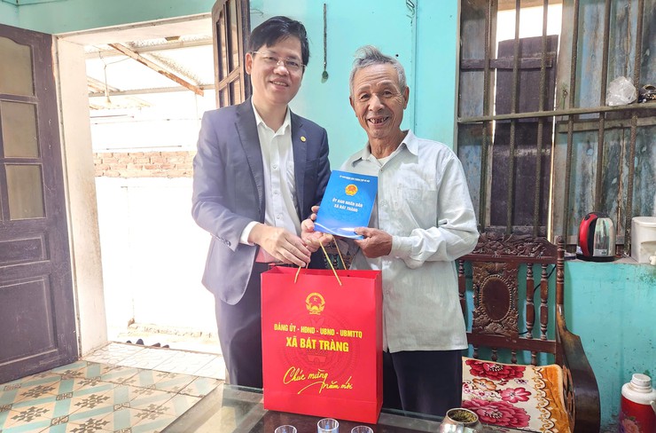 Lãnh đạo xã Bát Tràng thăm, tặng quà các gia đình chính sách, hộ có hoàn cảnh khó khăn dịp Tết Nguyên đán Bính Ngọ 2026- Ảnh 5.