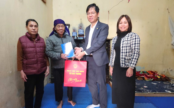 Lãnh đạo xã Bát Tràng thăm, tặng quà các gia đình chính sách, hộ có hoàn cảnh khó khăn dịp Tết Nguyên đán Bính Ngọ 2026- Ảnh 6.