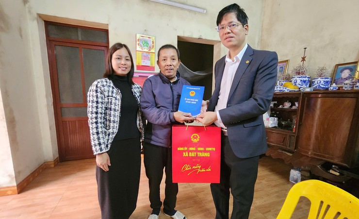Lãnh đạo xã Bát Tràng thăm, tặng quà các gia đình chính sách, hộ có hoàn cảnh khó khăn dịp Tết Nguyên đán Bính Ngọ 2026- Ảnh 7.