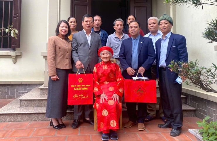 Lãnh đạo xã Bát Tràng thăm, tặng quà các gia đình chính sách, hộ có hoàn cảnh khó khăn dịp Tết Nguyên đán Bính Ngọ 2026- Ảnh 8.