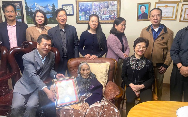 Lãnh đạo xã Bát Tràng thăm, tặng quà các gia đình chính sách, hộ có hoàn cảnh khó khăn dịp Tết Nguyên đán Bính Ngọ 2026- Ảnh 9.