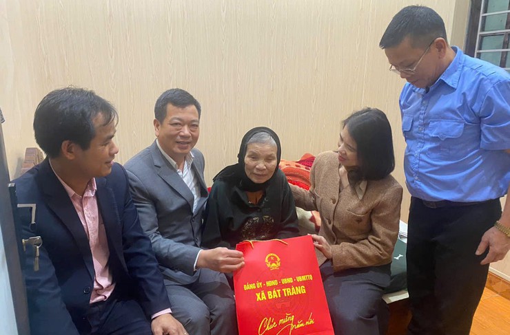 Lãnh đạo xã Bát Tràng thăm, tặng quà các gia đình chính sách, hộ có hoàn cảnh khó khăn dịp Tết Nguyên đán Bính Ngọ 2026- Ảnh 10.