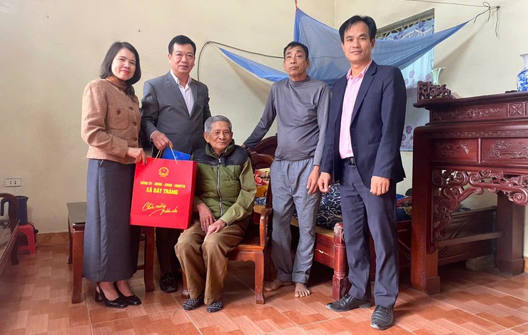 Lãnh đạo xã Bát Tràng thăm, tặng quà các gia đình chính sách, hộ có hoàn cảnh khó khăn dịp Tết Nguyên đán Bính Ngọ 2026- Ảnh 11.