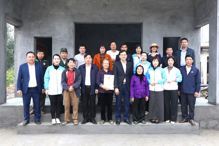 ĐẢNG ỦY – HĐND – UBND – ỦY BAN MTTQ VIỆT NAM XÃ BA VÌ TỔ CHỨC TRAO NHÀ ĐẠI ĐOÀN KẾT NĂM 2025- Ảnh 2.