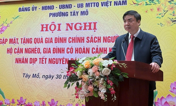 Phường Tây Mỗ tặng quà các gia đình chính sách, người có công; hộ cận nghèo, hộ có hoàn cảnh khó khăn trên địa bàn
- Ảnh 2.