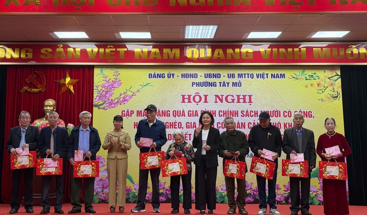 Phường Tây Mỗ tặng quà các gia đình chính sách, người có công; hộ cận nghèo, hộ có hoàn cảnh khó khăn trên địa bàn
- Ảnh 4.