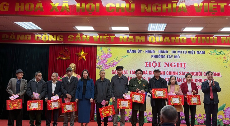 Phường Tây Mỗ tặng quà các gia đình chính sách, người có công; hộ cận nghèo, hộ có hoàn cảnh khó khăn trên địa bàn
- Ảnh 3.