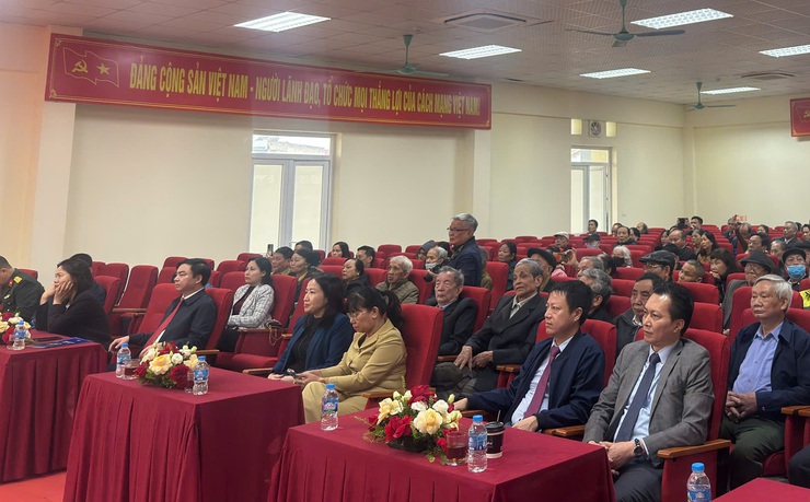 Phường Tây Mỗ tặng quà các gia đình chính sách, người có công; hộ cận nghèo, hộ có hoàn cảnh khó khăn trên địa bàn
- Ảnh 1.