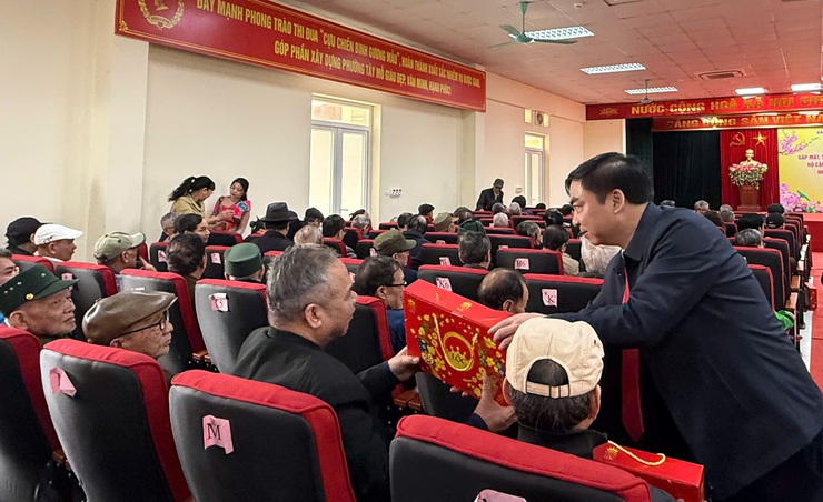 Phường Tây Mỗ tặng quà các gia đình chính sách, người có công; hộ cận nghèo, hộ có hoàn cảnh khó khăn trên địa bàn
- Ảnh 5.