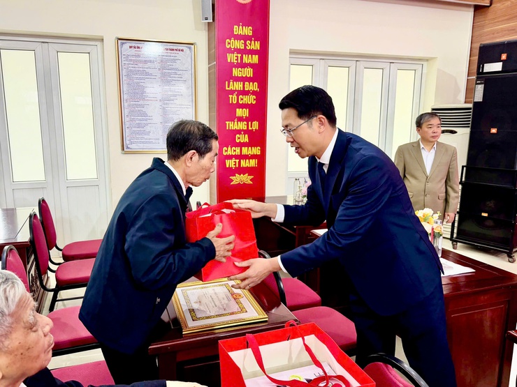 Phường Phú Thượng trang trọng tổ chức Lễ trao tặng Huy hiệu Đảng – Ghi nhận và tôn vinh những cống hiến tiêu biểu- Ảnh 11.