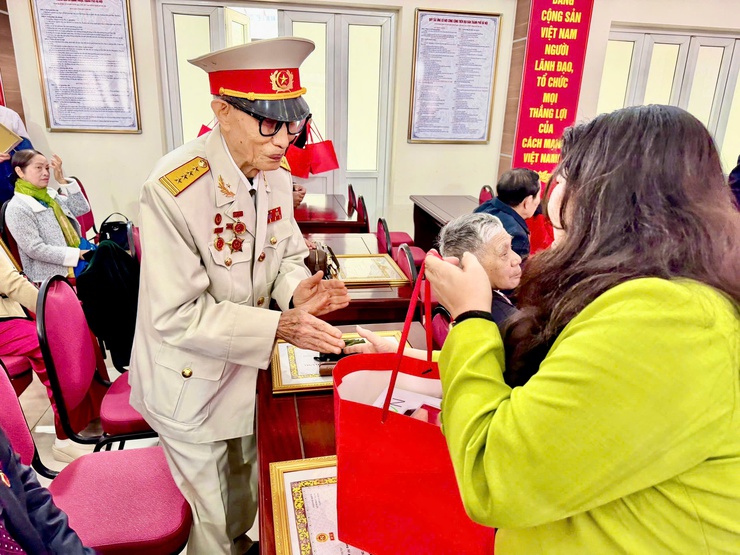 Phường Phú Thượng trang trọng tổ chức Lễ trao tặng Huy hiệu Đảng – Ghi nhận và tôn vinh những cống hiến tiêu biểu- Ảnh 12.