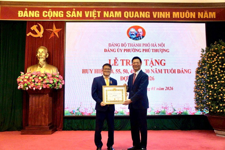 Phường Phú Thượng trang trọng tổ chức Lễ trao tặng Huy hiệu Đảng – Ghi nhận và tôn vinh những cống hiến tiêu biểu- Ảnh 6.