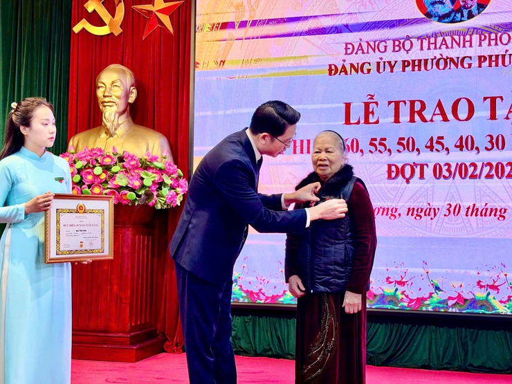 Phường Phú Thượng trang trọng tổ chức Lễ trao tặng Huy hiệu Đảng – Ghi nhận và tôn vinh những cống hiến tiêu biểu- Ảnh 4.