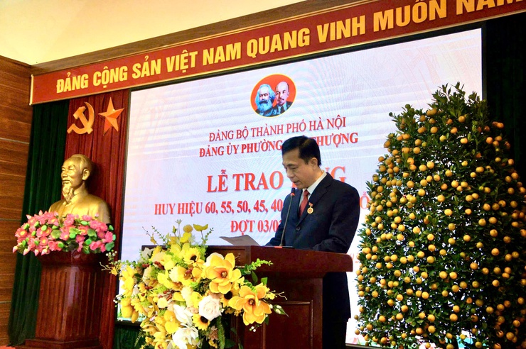 Phường Phú Thượng trang trọng tổ chức Lễ trao tặng Huy hiệu Đảng – Ghi nhận và tôn vinh những cống hiến tiêu biểu- Ảnh 8.