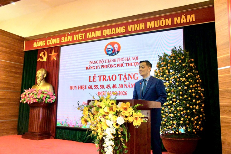 Phường Phú Thượng trang trọng tổ chức Lễ trao tặng Huy hiệu Đảng – Ghi nhận và tôn vinh những cống hiến tiêu biểu- Ảnh 9.