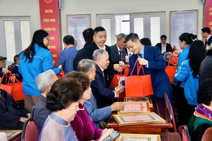 Phường Phú Thượng trang trọng tổ chức Lễ trao tặng Huy hiệu Đảng – Ghi nhận và tôn vinh những cống hiến tiêu biểu- Ảnh 10.