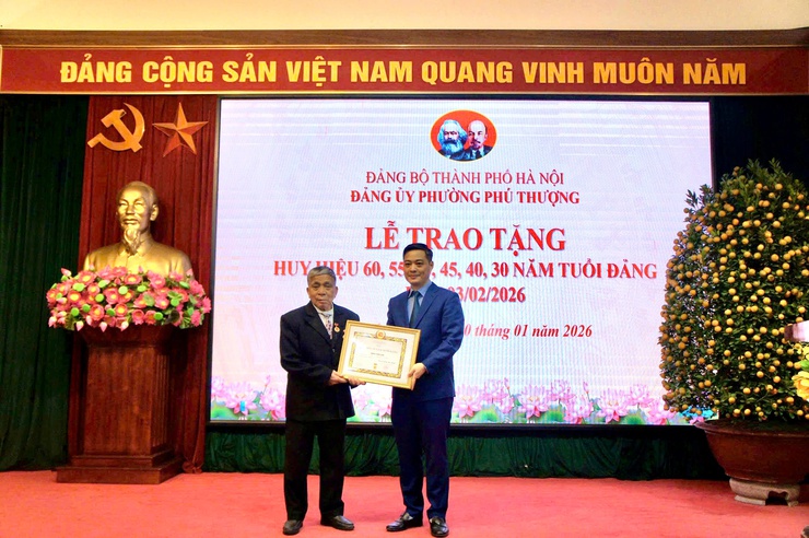 Phường Phú Thượng trang trọng tổ chức Lễ trao tặng Huy hiệu Đảng – Ghi nhận và tôn vinh những cống hiến tiêu biểu- Ảnh 2.