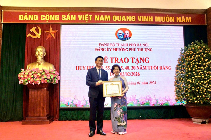 Phường Phú Thượng trang trọng tổ chức Lễ trao tặng Huy hiệu Đảng – Ghi nhận và tôn vinh những cống hiến tiêu biểu- Ảnh 5.