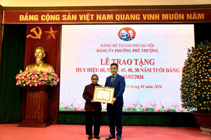 Phường Phú Thượng trang trọng tổ chức Lễ trao tặng Huy hiệu Đảng – Ghi nhận và tôn vinh những cống hiến tiêu biểu- Ảnh 3.
