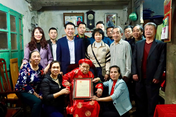 Phường Xuân Đỉnh: Thăm, tặng quà Tết người có công, người có hoàn cảnh khó khăn- Ảnh 3.