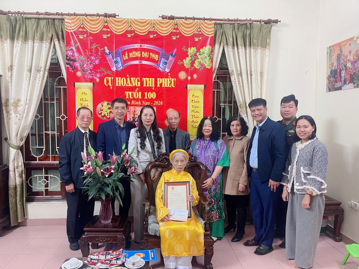 Phường Xuân Đỉnh: Thăm, tặng quà Tết người có công, người có hoàn cảnh khó khăn- Ảnh 8.