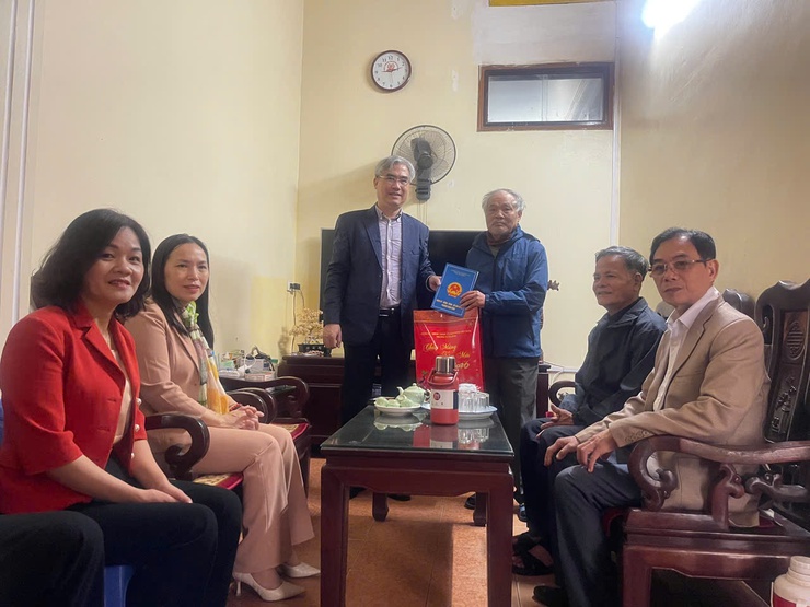 Phường Xuân Đỉnh: Thăm, tặng quà Tết người có công, người có hoàn cảnh khó khăn- Ảnh 9.