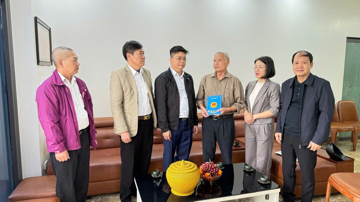 Phường Xuân Đỉnh: Thăm, tặng quà Tết người có công, người có hoàn cảnh khó khăn- Ảnh 10.