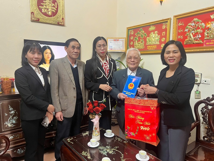 Phường Xuân Đỉnh: Thăm, tặng quà Tết người có công, người có hoàn cảnh khó khăn- Ảnh 11.