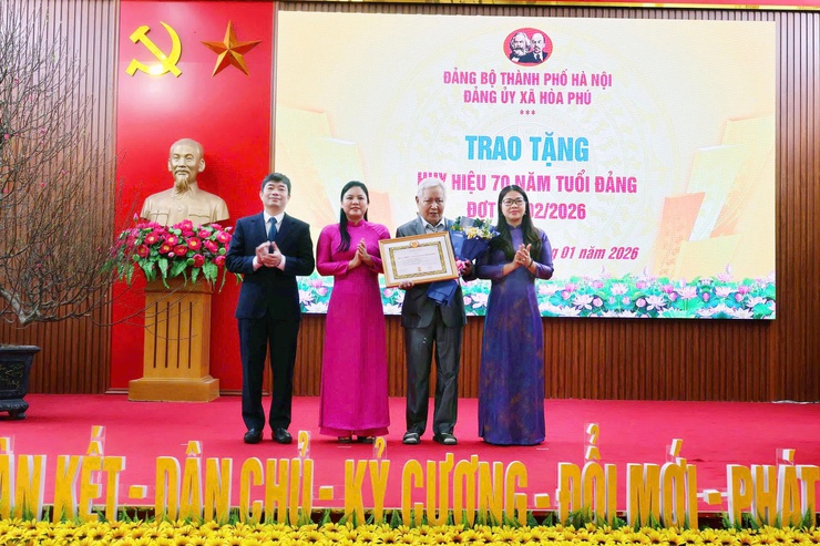 Đảng ủy xã Hòa Phú: Tổ chức Lễ trao Huy hiệu Đảng đợt 3/2/2026- Ảnh 3.