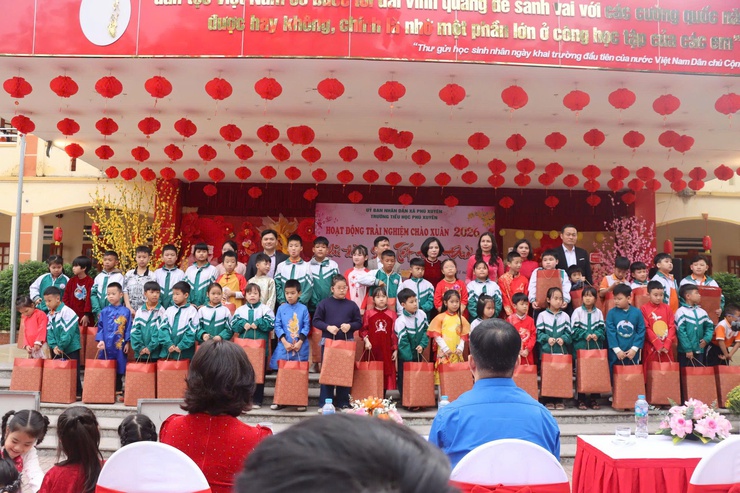 Trường Tiểu học Phú Xuyên tổ chức Hội chợ Xuân 2026 với chủ đề "Sắc tết học đường"- Ảnh 5.