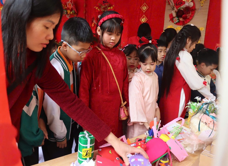 Trường Tiểu học Phú Xuyên tổ chức Hội chợ Xuân 2026 với chủ đề "Sắc tết học đường"- Ảnh 4.