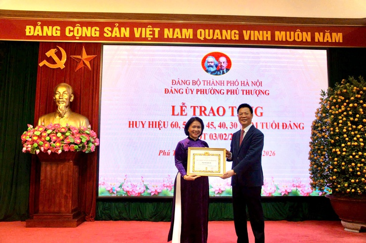 Phường Phú Thượng trang trọng tổ chức Lễ trao tặng Huy hiệu Đảng – Ghi nhận và tôn vinh những cống hiến tiêu biểu- Ảnh 7.