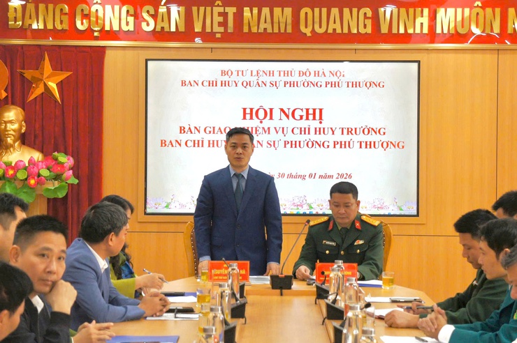 Phường Phú Thượng tổ chức bàn giao nhiệm vụ Chỉ huy trưởng Ban Chỉ huy quân sự phường- Ảnh 2.