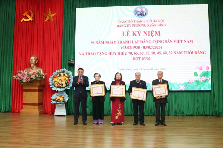 Phường Xuân Đỉnh: kỷ niệm 96 năm Ngày thành lập Đảng và trao tặng Huy hiệu Đảng cho 59 đảng viên- Ảnh 2.
